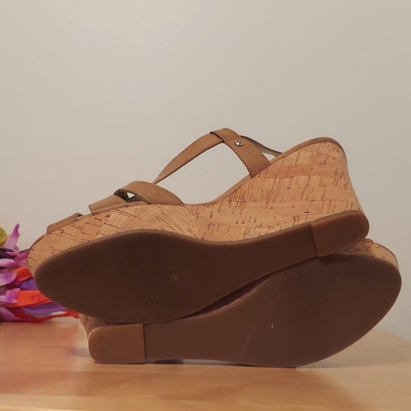 Guess Kayce Faux Leather and Cork Platform Wedge Sandals Size 9.5 Tan Nude - Picture 15 of 16